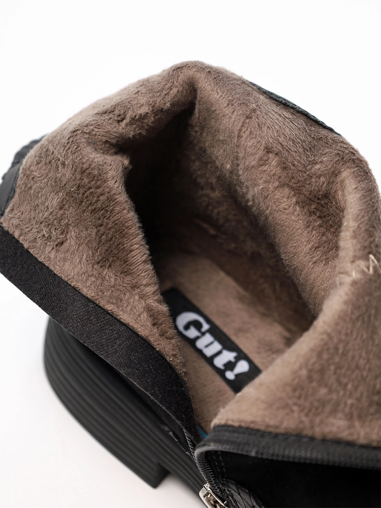 Ботинки черного цвета на низком широком каблуке